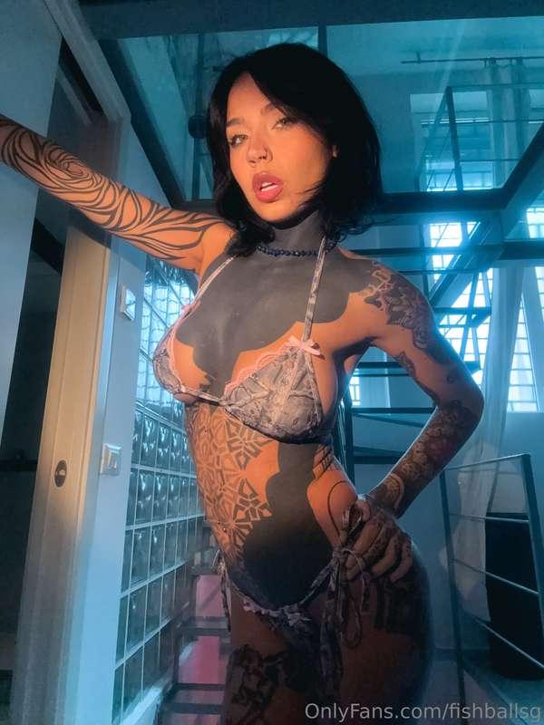 Try to take your eyes off me if you can 💋