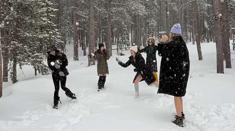 Snow ball fight!! 