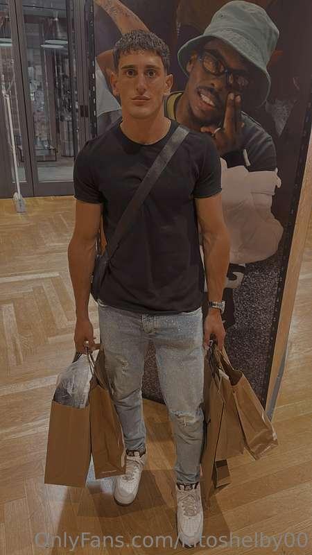 Fue un domingo de compras.🛍️
Zapatillas, Pantalones y indume..