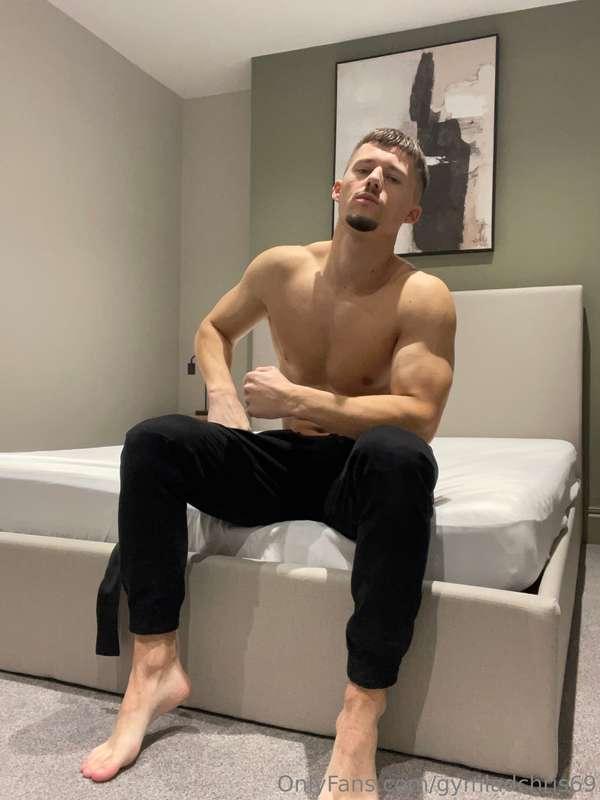 Did you first see my 🦶 or my 💪? DM me