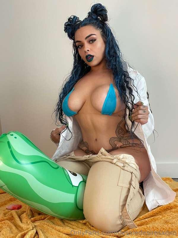 Happy Halloween daddiesssss!!! Who wants to watch what happe..