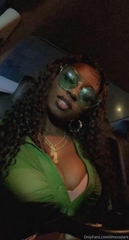 I look good in green huh? 💚🍫