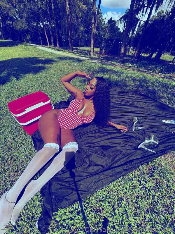 Have a Picnic 🧺 w/ Me 😍😘