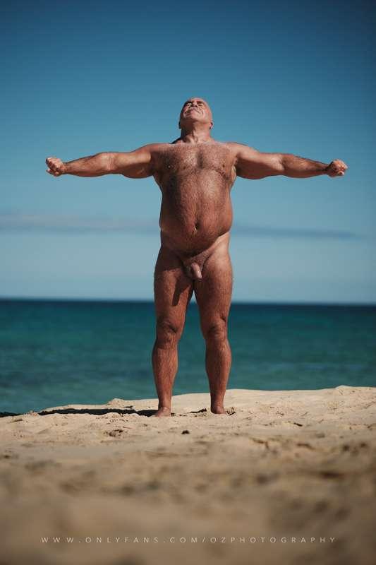 A nice big stretch on the beach 😜