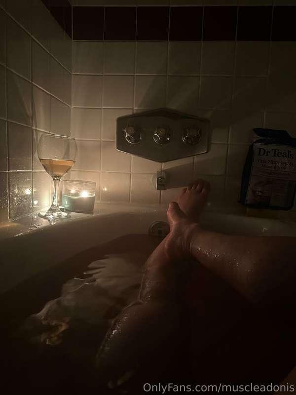 Wanna join me me 🩸 🛀