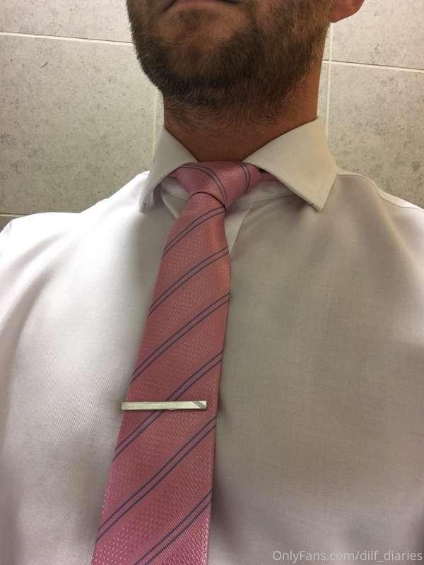 Silver suit, pink tie combo 👌