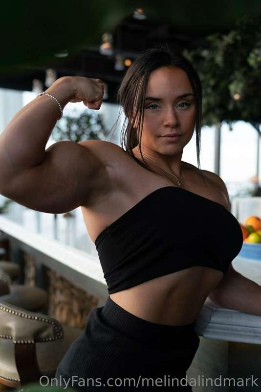 Why no one dares to come up to me at a bar💪