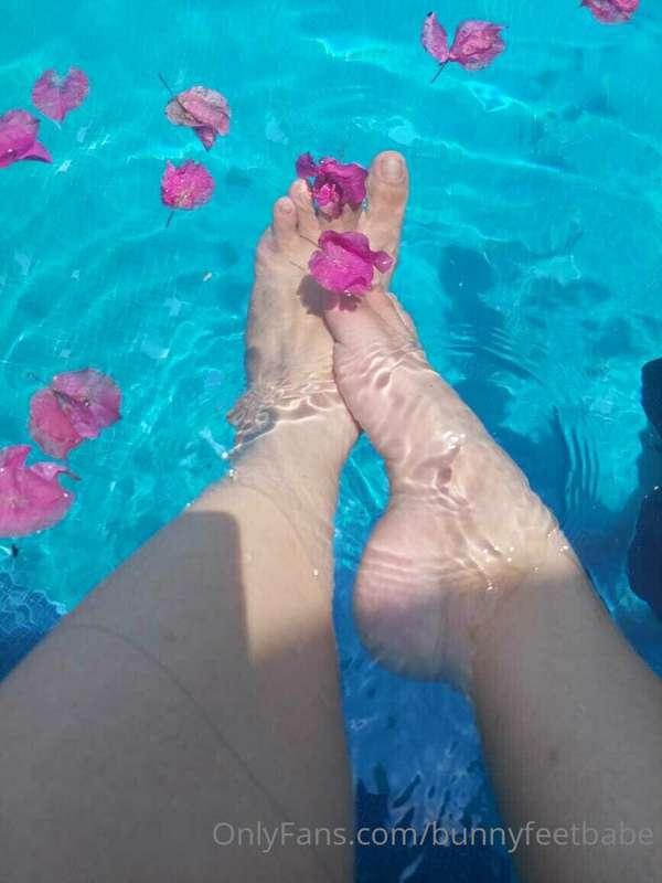 Hot babe, pool time
