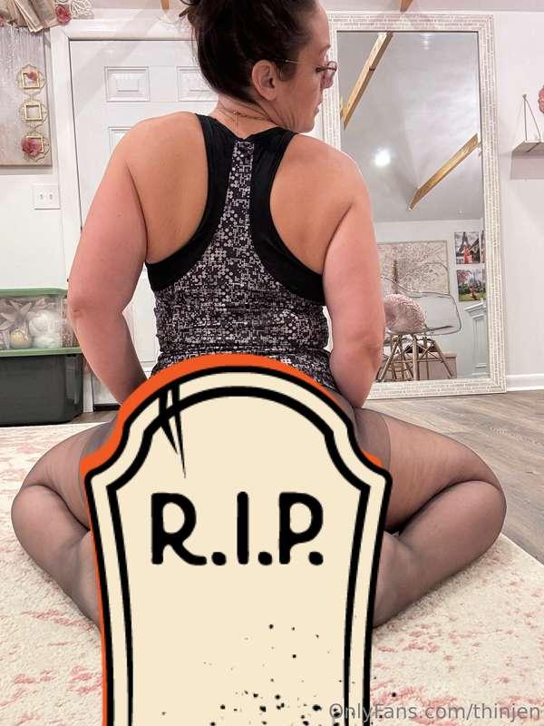 Pantyhose poses
Sending them as a bundle for you today. 
$20