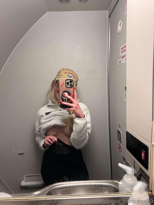 Took a little picture in the plane bathroom for you😉😘🤪