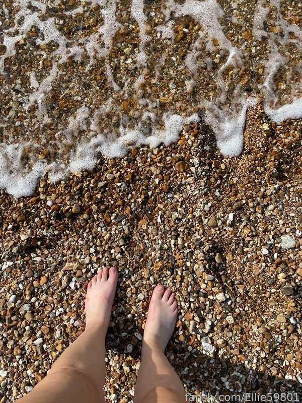 Refreshing morning at the beach! 🏖️ Walking bare feet along the beach, feeling the sand in my toes 🦶🏻 even went for a little swim in the sea! 🌊 😍 #fyp #feet #footfetish #foot #fetish #soles #toes #legs #hot #sexy #horny #pawg