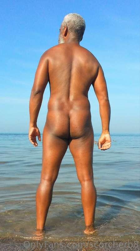 Happy Hump Day!   #beard #feet #gaycruising #beardgay #beard..