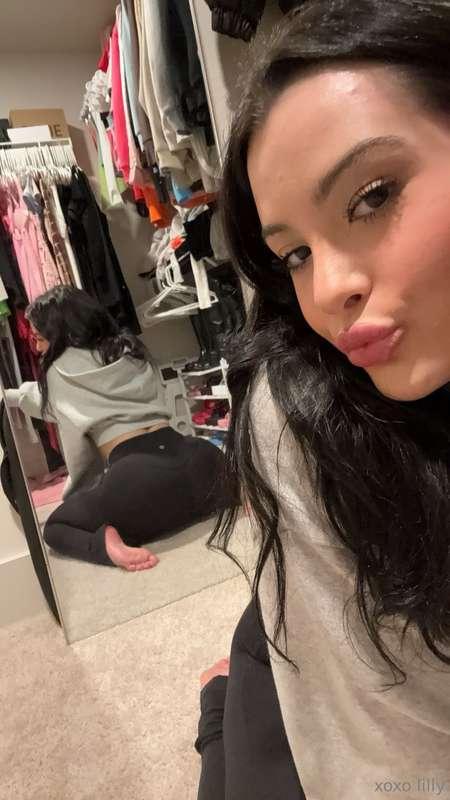 giving it a kiss 💋🍑
