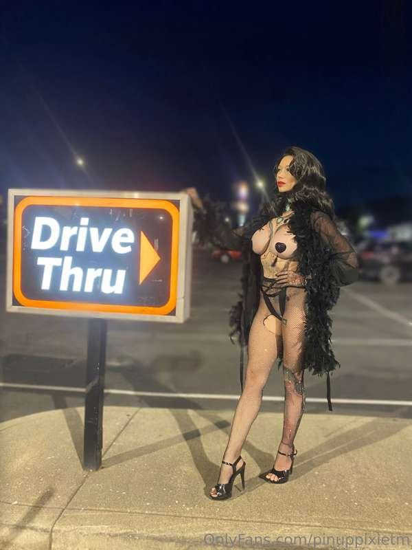 Who wants to cum through my drive thru? 🤭💦