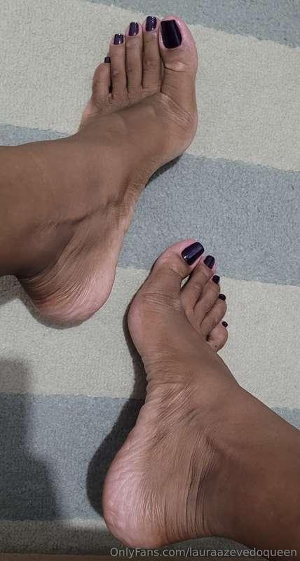 Good morning with new color on these huge feet, I loved this..