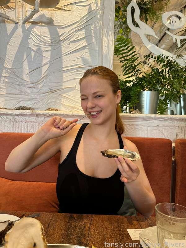 I just love oysters, but I know that not everyone likes them 🤤 Do you like oysters?



#teen #bigtits #food #outdoor #public #redhead #fyp #curvy #smile #playful