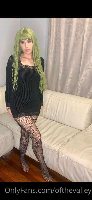 Green haired girlfriend wants to have a little fun on the co..
