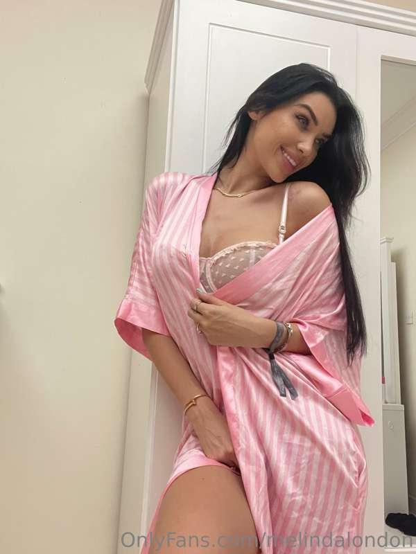 Only my VIPs will get to see me out of my pink robe today 👀💕