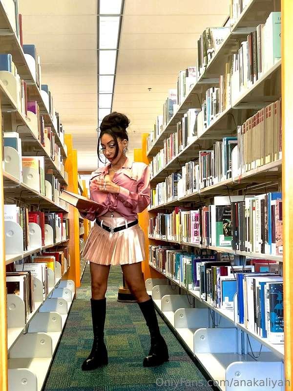 Do any of you like to read? if so, what? 📓📚I always say I’m ..