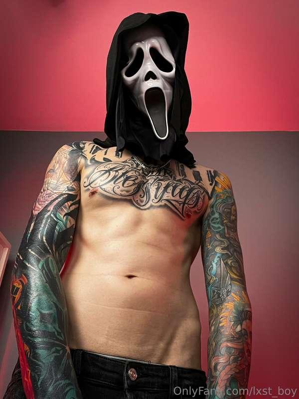 “What’s your favorite scary movie?”  Halloween Ghostface set..
