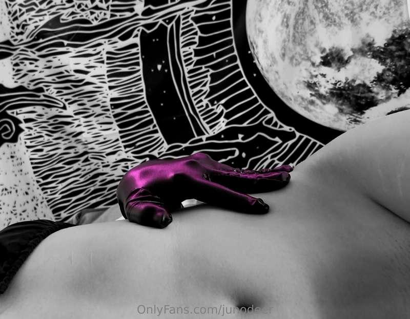 Some more artsy pics with my shiny new gloves,, 😍