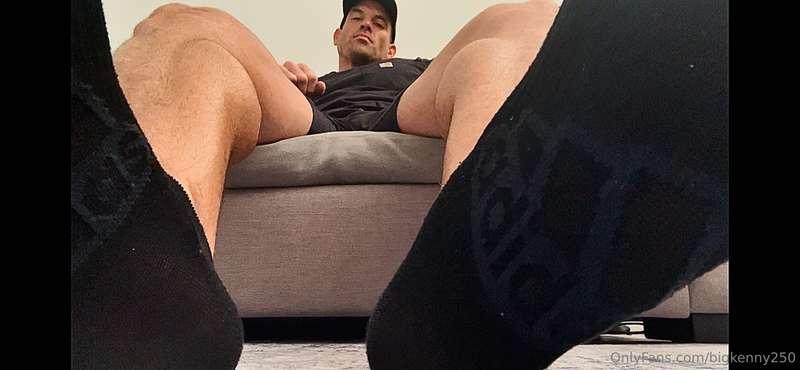 🤴🏻🦶🏼
