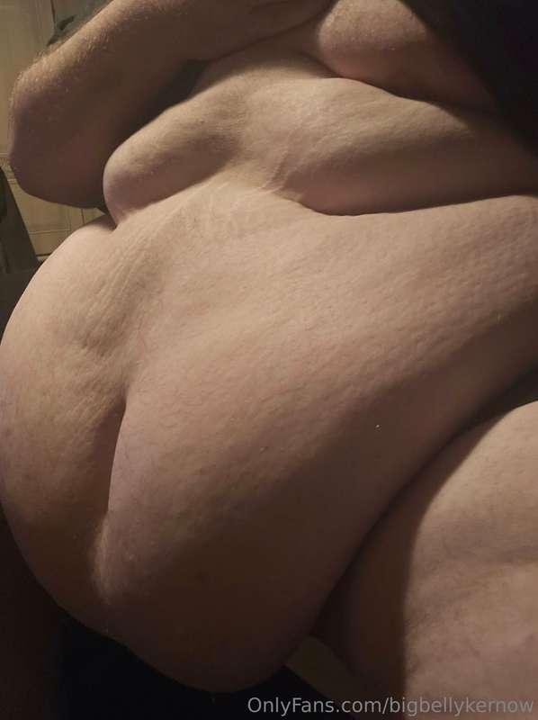 Come climb this obese gut 😈