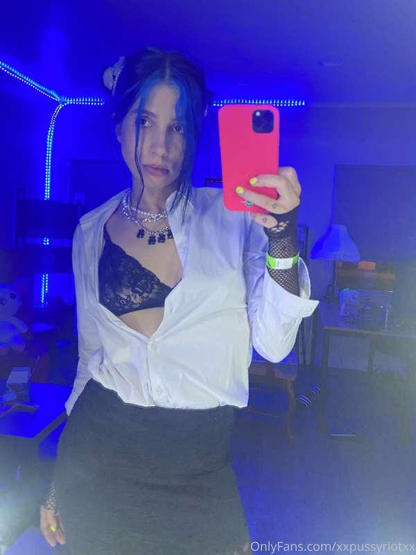 that’s what office girls are hiding under clothes 🍓