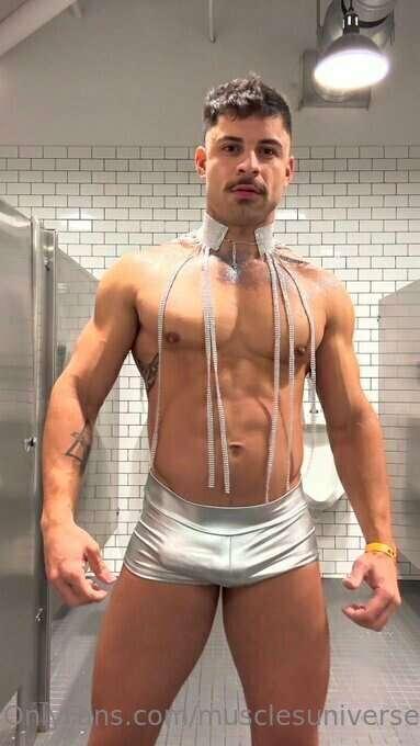 Argentinian gogoboy @andu_f full naked and hard!