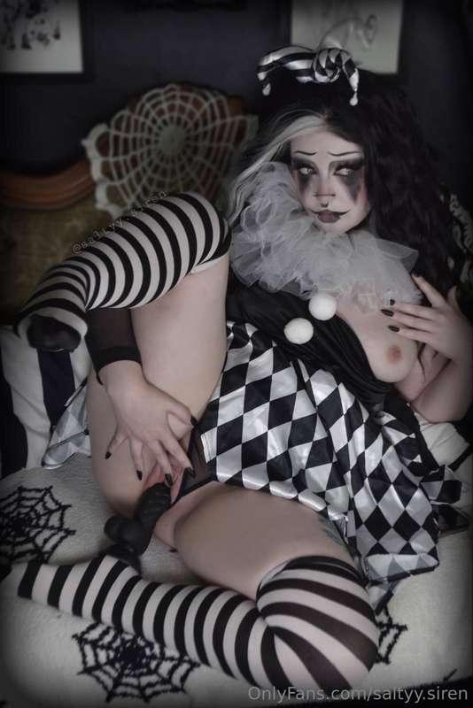 Silly girl with a silly toy in her pussy🖤