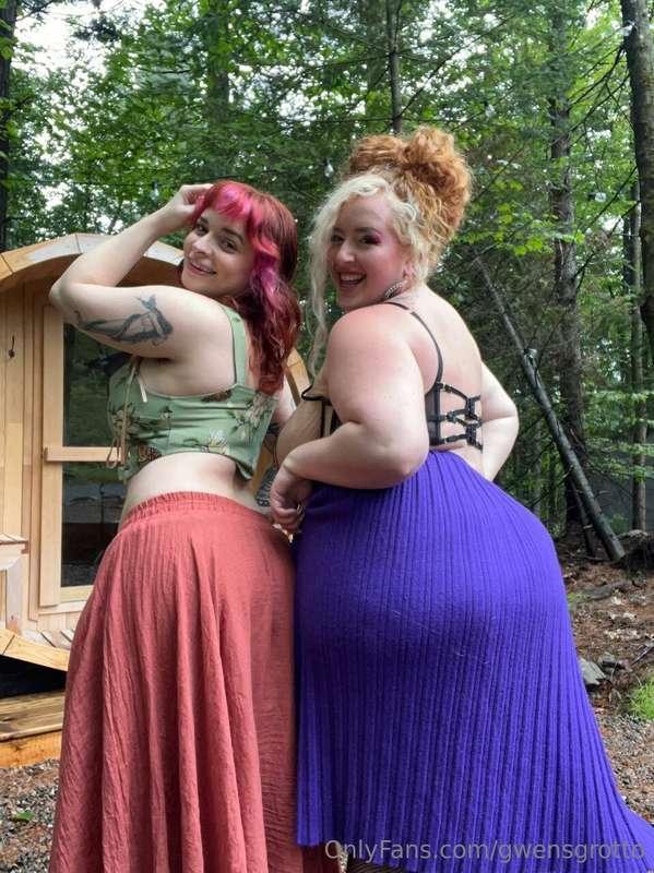 A pair of tavern maidens serving up extra hearty portions… 🍻..