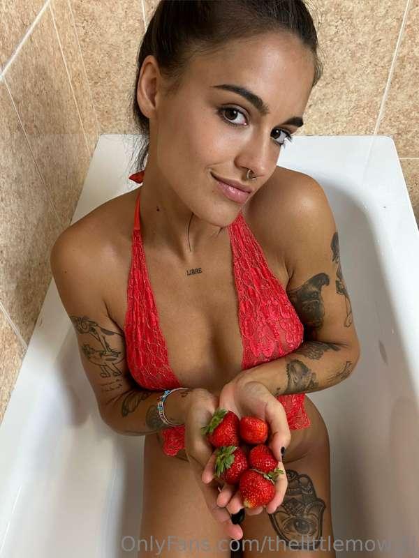 Te vienes a comer fresas conmigo? Feliz inicio de semana bom..