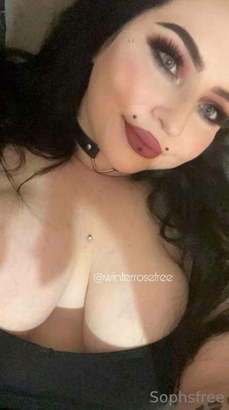 # (24) @winterrosefree is looking for a new bf 👀

she’s acti..