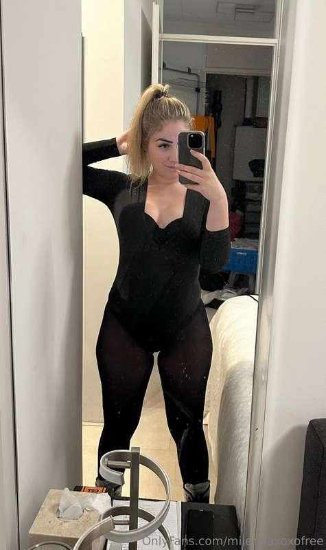 Eww... My Mirror is dirty! Will you lick it clean for me? 👅 ..