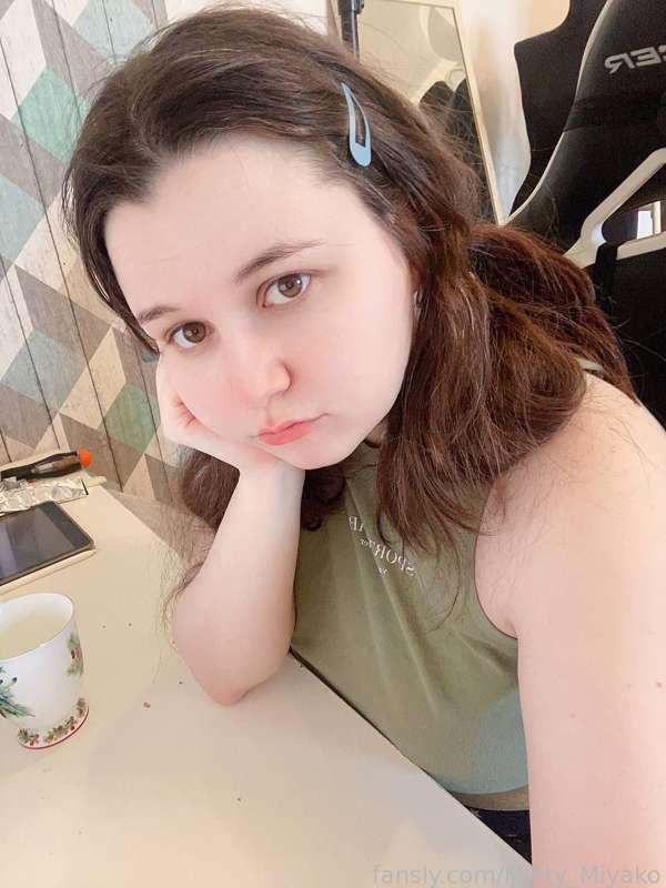 Soooo busy lately😭 Today I'm preparing for photosets that will be tomorrow and Friday💪
Took a break to eat and bless your day with a selfie ✨💘