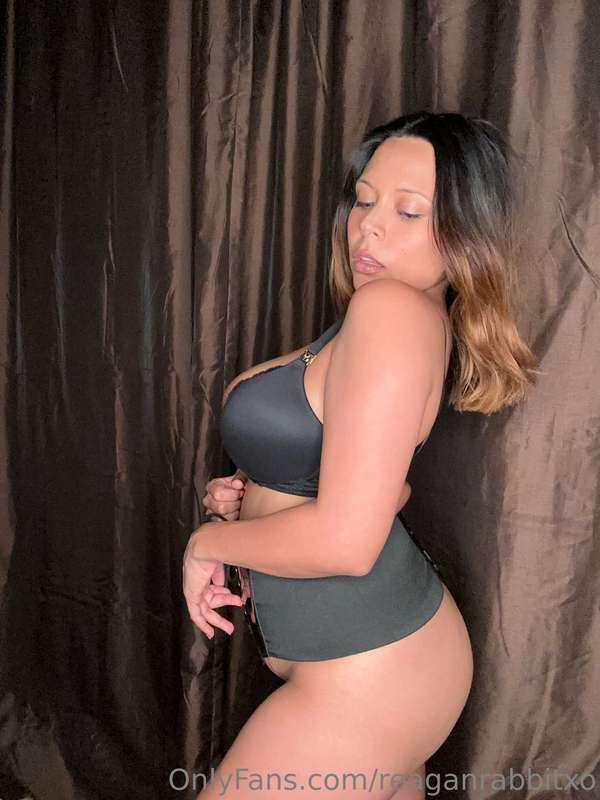 In this photo I see a very sexy, tanned skin, big boobs, ski..