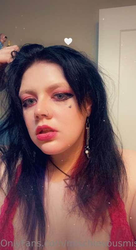 Who doesn’t love messy hair and eyeliner 😏💋