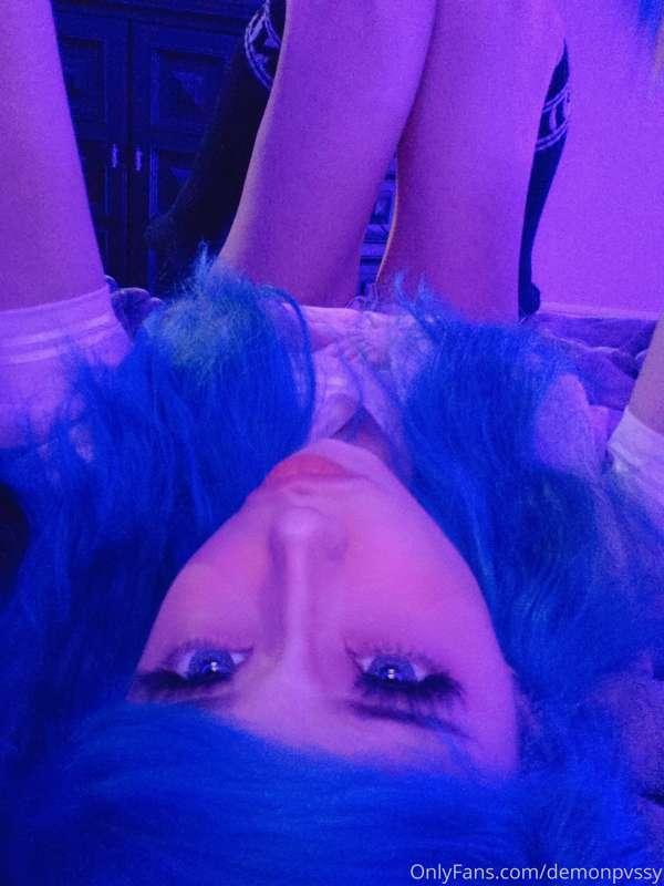 POV: we chill n mahh bed n tell me am a good grrlxD <3
