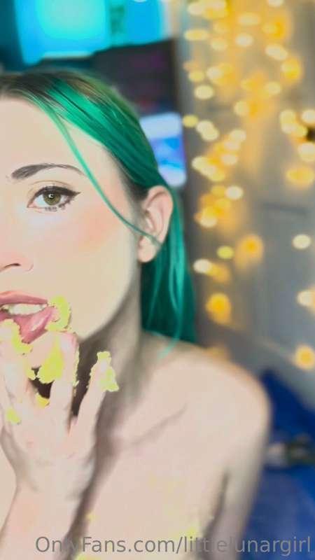 Wanna watch me DESTROY my birthday cake with my ass?? Check ..