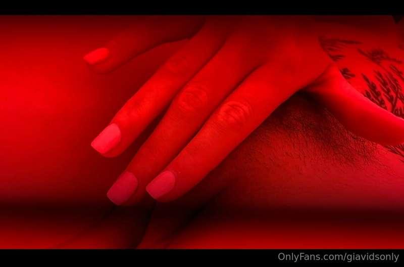 👀👀 how else am I supposed to spend my time in a tanning bed?..