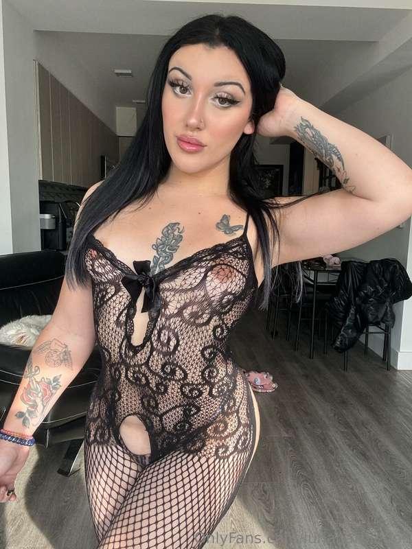 Lace, curves, and just enough to make you lose focus… tell m..