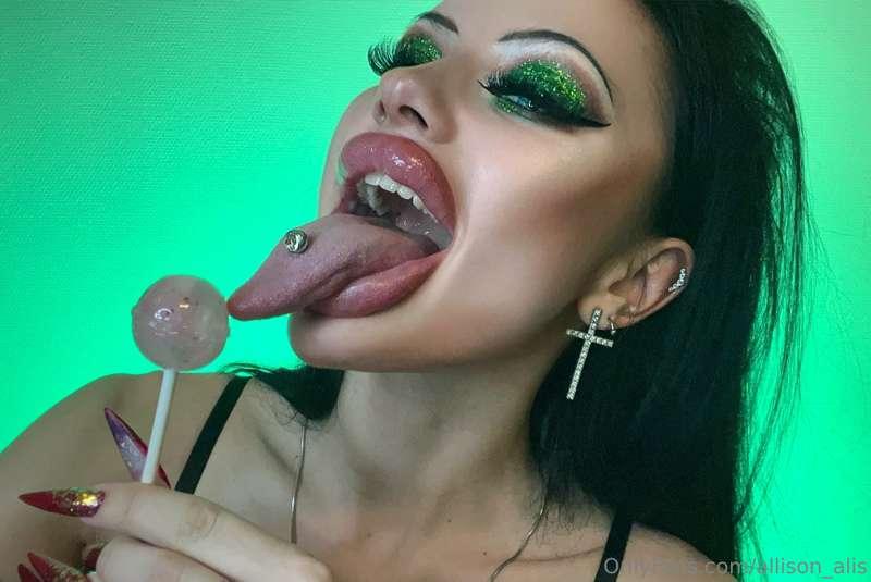 Tongue& lollipop are the best combo 🍭