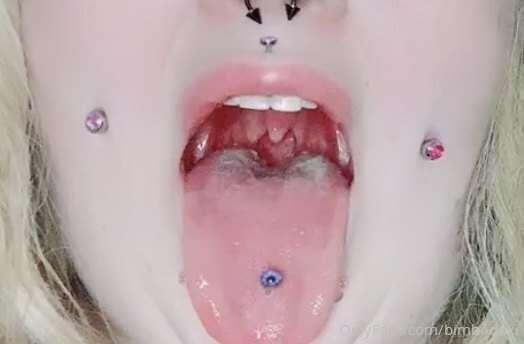 Anyone else really like seeing the back of a chicks throat??