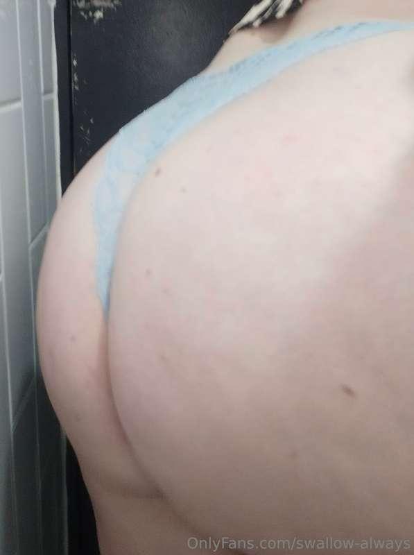 🎉 Happy Hump Day 🎉 Can daddy think of something we could do ..