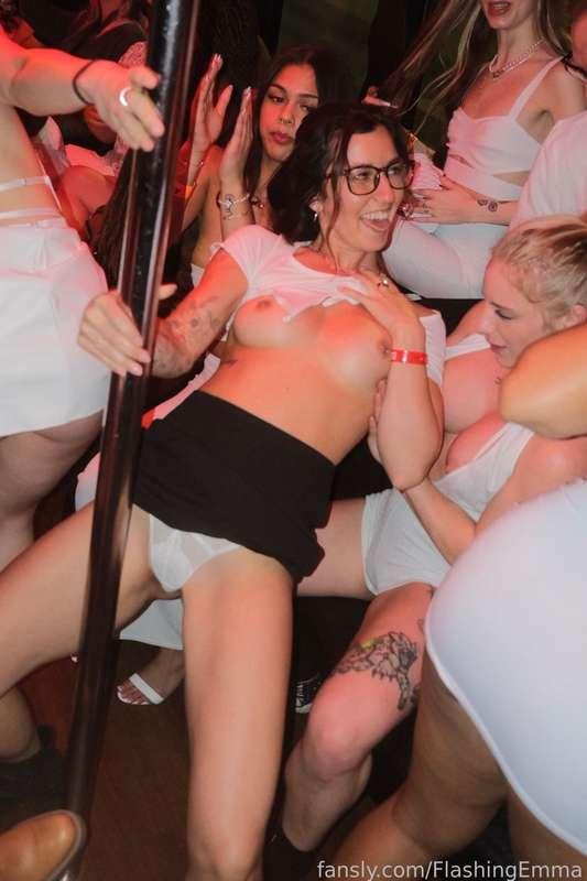 Invite me on your party bus and I promise you won't regret it 😜

@fitelftal 
@Mayarue 