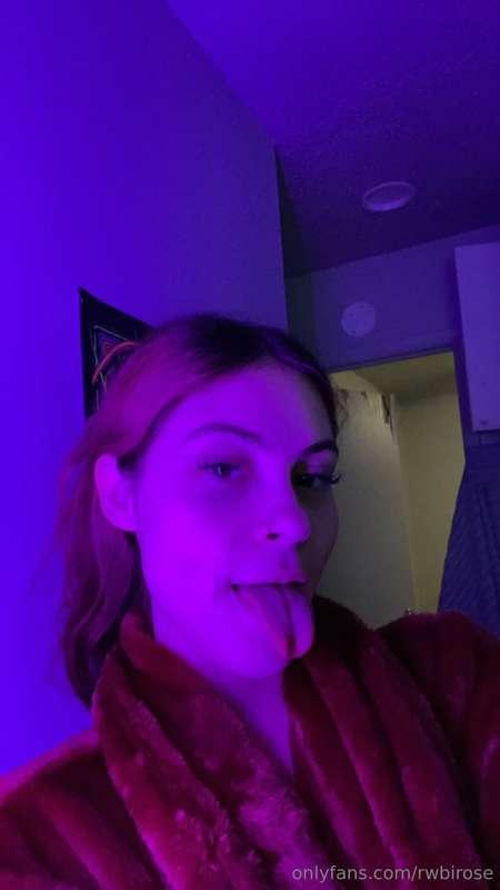 wouldn’t you like to cum on my tongue 🥳