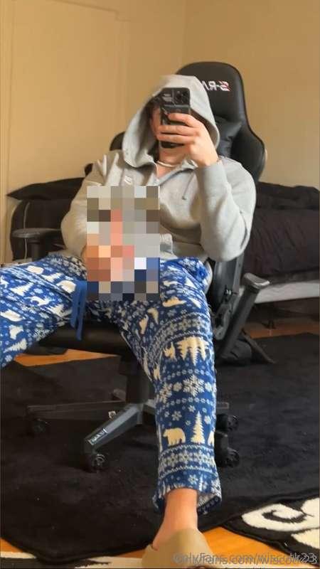 DADDY’S BACK 🤤 this time frrrrr, here’s 50% off a jerkoff vi..