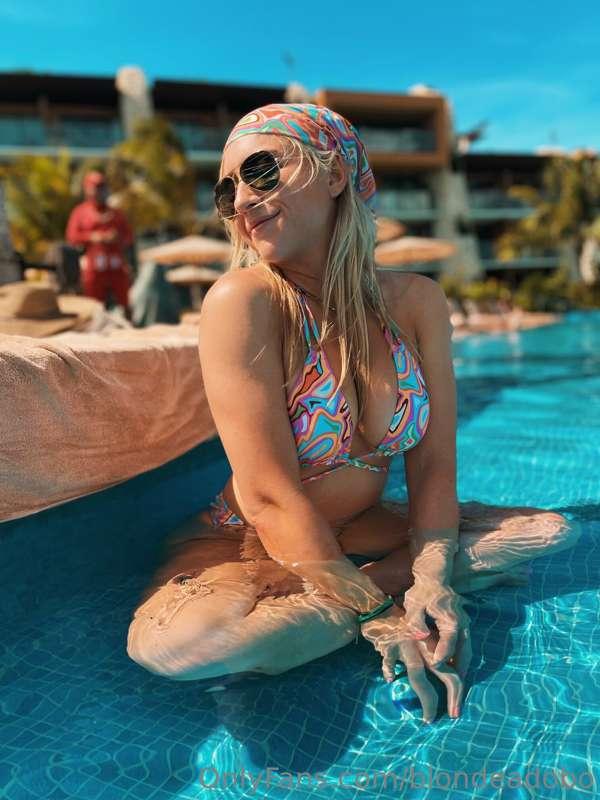Wish I was here rn 🫠 melting away on a hot day in the pool w..