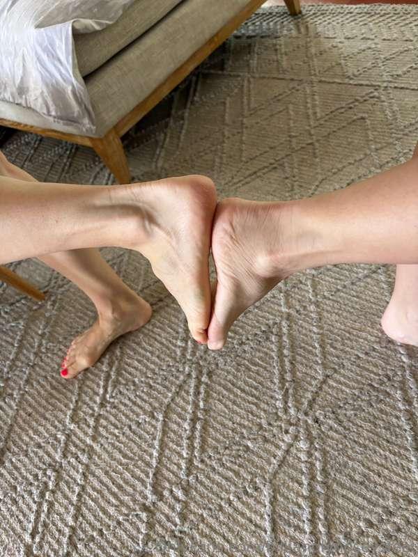 We're officially on holidays! Foot hi five for you all 🥂🥂
