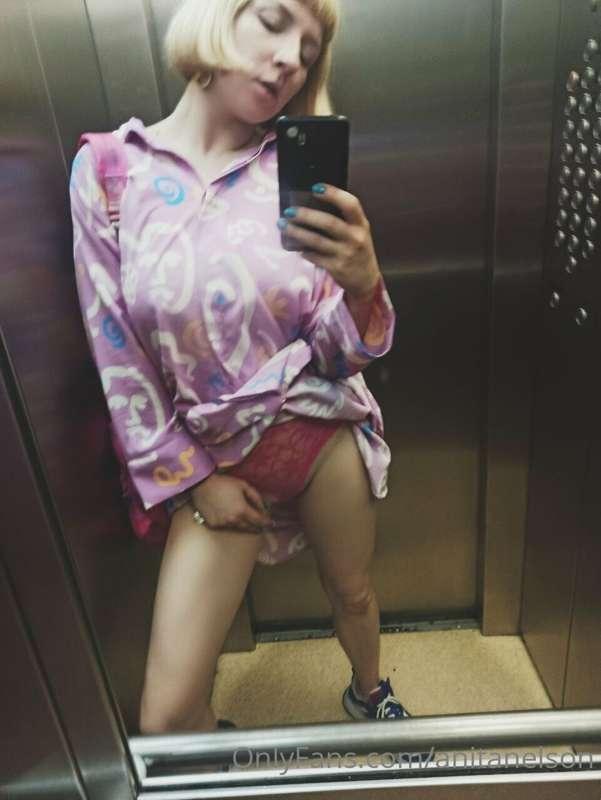 Imagine if we were fucking in an elevator... 😍🔞😜